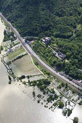 Deutschland, Rheinland-Pfalz, Trechtinghausen, Blick auf Burg Rheinstein bei Hochwasser des Rheins, Luftbild - CSF019964