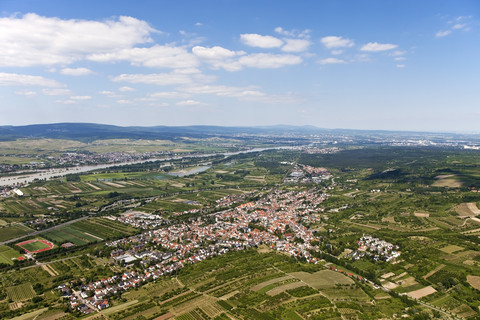 Deutschland, Rheinland-Pfalz, Ansicht von Heidesheim umgeben von Feldern, Luftbild, lizenzfreies Stockfoto