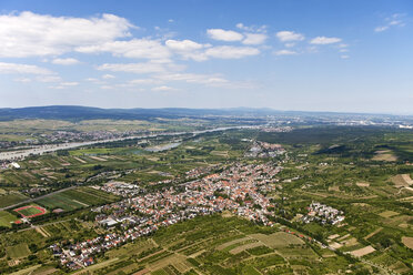 Deutschland, Rheinland-Pfalz, Ansicht von Heidesheim umgeben von Feldern, Luftbild - CSF019971