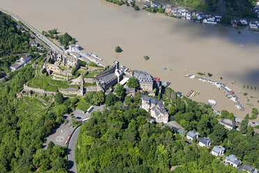 Germany, Rhineland-Palatinate, Sankt Goar, View of Rheinfels Castle at high water, aerial photo - CSF019986