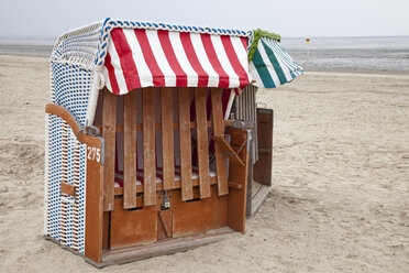 Deutschland, Niedersachsen, Ostfriesland, Dangast, Strandkörbe mit geschlossenem Dach - WI000029