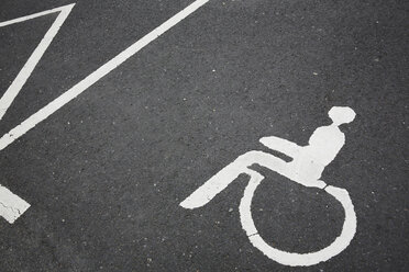 Deutschland, Nordrhein-Westfalen, Piktogramm eines Behindertenparkplatzes auf Asphalt - JATF000275