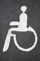 Deutschland, Nordrhein-Westfalen, Piktogramm eines Behindertenparkplatzes auf Asphalt - JATF000276