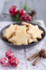 Sternförmige Weihnachtsplätzchen in einer Schale und Weihnachtsdekoration - ODF000458