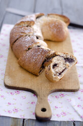 Frisches geflochtenes Hefebrötchen mit Mohn - ODF000459