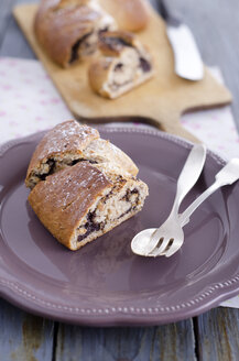 Frisches geflochtenes Hefebrötchen mit Mohn - ODF000460