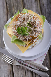 Zwei Sesambagels mit Gouda und Salatblatt, Studioaufnahme - ODF000471