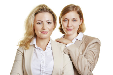 Zwei Geschäftsfrauen, lächelnd, Hand auf der Schulter - RKNF000121