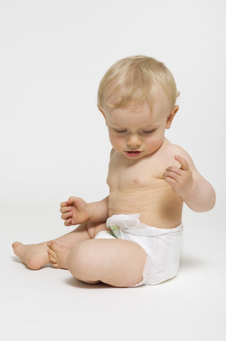 Baby Junge trägt Windeln gegen weißen Hintergrund, lizenzfreies Stockfoto