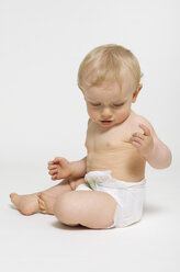 Baby Junge trägt Windeln gegen weißen Hintergrund - MUF001379