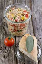 Couscous-Salat im Glas mit Baguette-Brot und Tomaten, Nahaufnahme - ODF000477