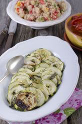 Gebackene Zucchini, im Hintergrund Tomaten und Couscoussalat - ODF000479