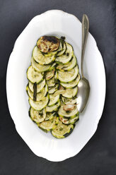 Gebackene Zucchini mit Knoblauch und Öl - ODF000484