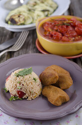 Vegetarische Nuggets mit Couscoussalat, Zucchini und eingelegten Tomaten - ODF000482