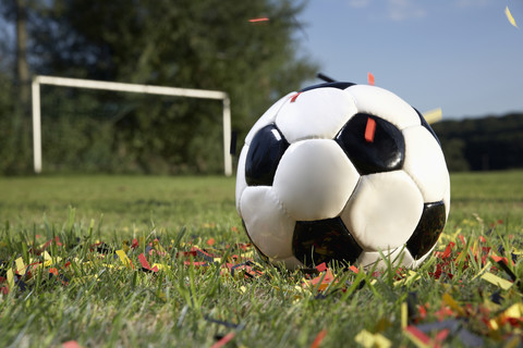 Deutschland, Köln, Fußball auf Fußballfeld mit deutschen Nationalfarben, lizenzfreies Stockfoto