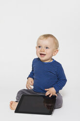 Glücklicher kleiner Junge spielt mit Tablet-PC, Studioaufnahme - MUF001401