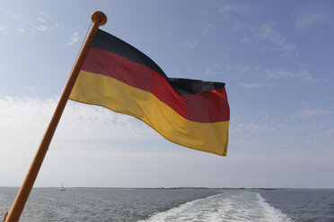 Deutschland, Niedersachsen, Ostfriesland, Langeoog, Fährschiff mit deutscher Flagge - JATF000303