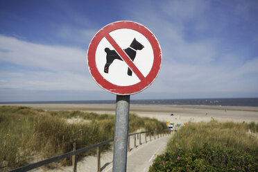 Deutschland, Niedersachsen, Ostfriesland, Langeoog, Schild No dogs allowed - JATF000305