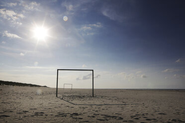 Deutschland, Niedersachsen, Ostfriesland, Langeoog, Tor am Strand - JATF000350