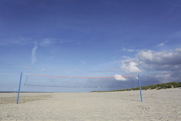 Deutschland, Niedersachsen, Ostfriesland, Langeoog, Volleyballnetz am Strand - JATF000351