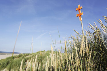 Germany, Lower Saxony, East Frisia, Langeoog, sign at the beach - JATF000318