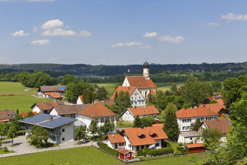 Deutschland, Bayern, Pfaffenwinkel, Blick auf das Dorf Kinsau - SIEF004422