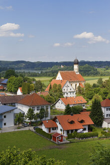 Deutschland, Bayern, Pfaffenwinkel, Blick auf das Dorf Kinsau - SIEF004421