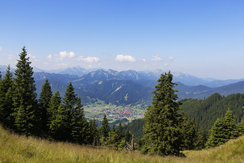 Deutschland, Bayern, Ammergauer Alpen, Blick vom Hörnle nach Unterammergau - SIEF004418