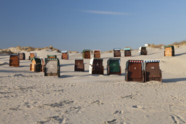 Deutschland, Niedersachsen, Ostfriesland, Borkum, geschlossene Strandkörbe - WIF000058