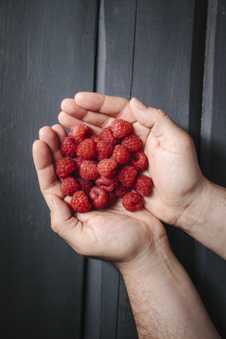 Mann mit Himbeeren, lizenzfreies Stockfoto