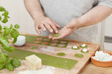 Man preparing green Tagliatelle - ECF000357