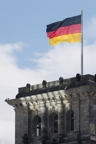 Deutschland, Berlin, Deutsche Flagge am Reichstagsgebäude, lizenzfreies Stockfoto