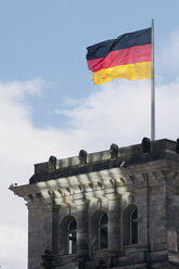 Deutschland, Berlin, Deutsche Flagge am Reichstagsgebäude - BFR000293