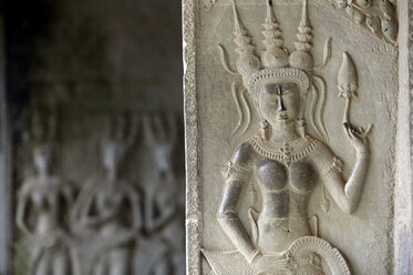 Kambodscha, Siem Reap, Angkor Wat, Tempelwächterinnen, Halbrelief - FLK000070