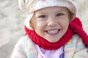 Dänemark, Ringkoebing, lächelndes kleines Mädchen am Strand - JFEF000198