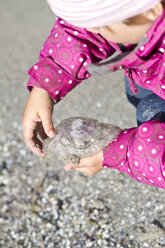 Dänemark, Ringkoebing, kleines Mädchen am Strand mit Qualle - JFEF000200