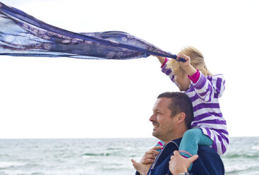 Dänemark, Ringkoebing, kleines Mädchen und ihr Vater am Strand - JFEF000202