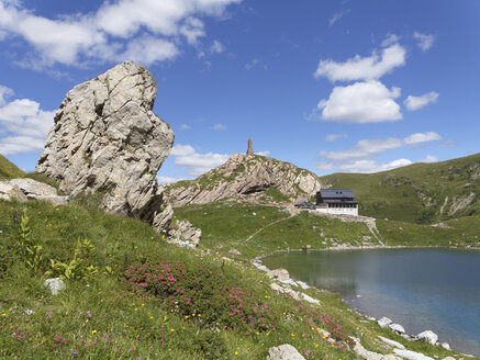 Österreich, Kärnten, Karnische Alpen, Wolaysee mit Hütte und Kriegerdenkmal - SIEF004440