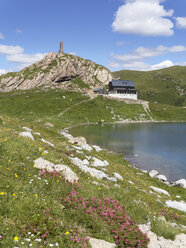 Österreich, Kärnten, Karnische Alpen, Wolaysee mit Hütte und Kriegerdenkmal - SIEF004441