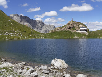 Austria, Carinthia, Carnic Alps, Lake Wolay with hut and war memorial - SIEF004442