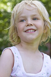 Germany, Schleswig-Holstein, Kiel, portrait of smiling little girl - JFEF000210