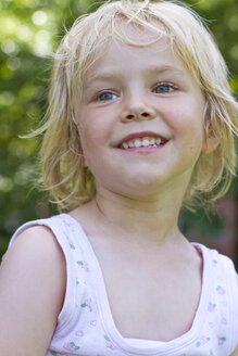 Germany, Schleswig-Holstein, Kiel, portrait of smiling little girl - JFEF000210