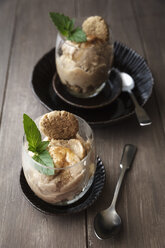 Banana yogurt ice cream with flapjacks, studio shot - EVGF000215