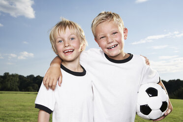 Deutschland, Köln, Zwei Jungen spielen Fußball, tragen Fußballtrikots - PDF000452