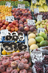 UK, Norwich, fresh fruits at market stall - ELF000458