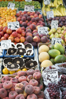 UK, Norwich, frische Früchte an einem Marktstand - ELF000458