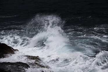 Kroatien, Mittelmeer, Ozean, Brandung am Ufer - FMKF000919