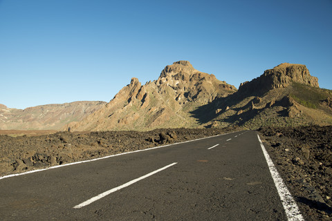 Spanien, Kanarische Inseln, Teneriffa, Teide-Nationalpark, Straße, im Hintergrund Montana de Chasna, lizenzfreies Stockfoto