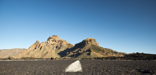 Spanien, Kanarische Inseln, Teneriffa, Teide-Nationalpark, Straße, im Hintergrund Montana de Chasna - WGF000031