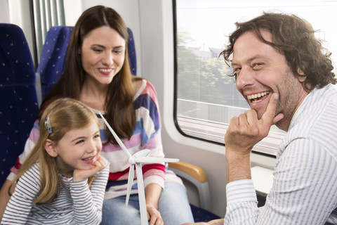 Glückliche Familie in einem Zug, lizenzfreies Stockfoto